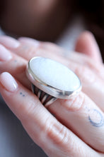 Anell de plata amb Pedra Lluna natural.