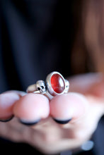 Anell de plata amb Granat i dues Calaveres.