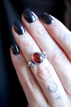 Anell de plata amb Granat i dues Calaveres.