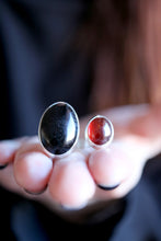Anell de plata amb Granat i Turmalina negra.