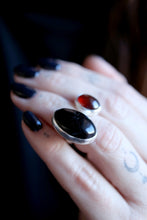 Anell de plata amb Granat i Turmalina negra.