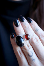 Anell de plata amb Granat i Turmalina negra.