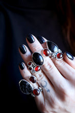 Anell de plata amb Granat i dues Calaveres.