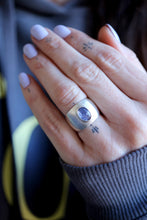 Anell de plata amb Tanzanita natural.