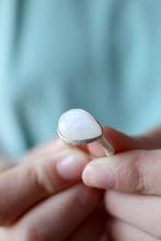 Anell de plata amb Pedra Lluna natural.