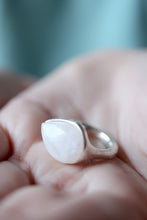 Anell de plata amb Pedra Lluna natural.