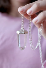 Penjoll de plata amb cristall de Quars natural.