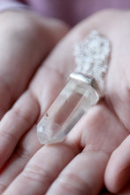 Penjoll de plata amb cristall de Quars natural.