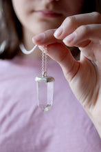 Penjoll de plata amb cristall de Quars natural.