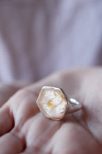 Anell de plata amb Quars Citrí en brut.