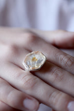 Anell de plata amb Quars Citrí en brut.