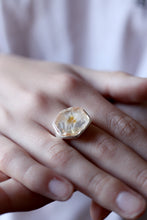 Anell de plata amb Quars Citrí en brut.