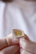 Anell de plata amb Quars Citrí en brut.