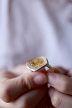 Anell de plata amb Quars Citrí en brut.