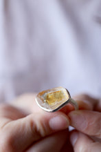 Anell de plata amb Quars Citrí en brut.