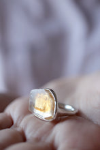 Anell de plata amb Quars Citrí en brut.