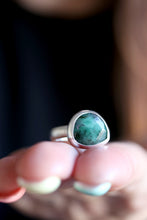 Anell de plata amb Maragda facetada.