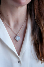 Penjoll de plata amb Lluna de Nacre i boletes.