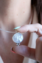 Penjoll de plata amb Lluna de Nacre i boletes.