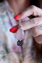 Penjoll de plata amb suculenta i Quars Rosa.