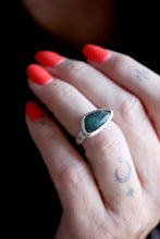 Anell de plata amb Maragda facetada.