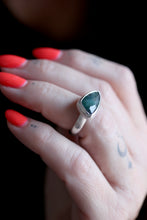 Anell de plata amb Maragda facetada.
