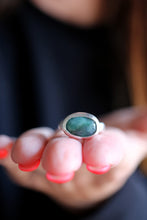 Anell de plata amb Maragda facetada.