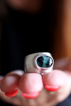 Anell ample de plata amb Maragda facetada.