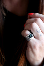Anell ample de plata amb Maragda facetada.