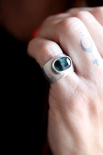 Anell ample de plata amb Maragda facetada.