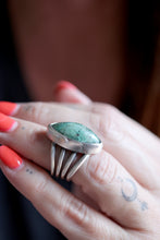 Anell de plata amb Maragda natural.