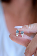 Arracades mini de plata amb Òpal i boletes.