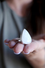 Anell de plata amb Pedra Lluna natural.