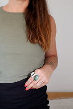 Anell de plata amb petxina Cauri i Crisocol·la.