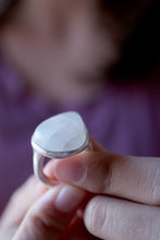Anell de plata amb Pedra Lluna natural.