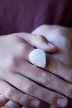 Anell de plata amb Pedra Lluna natural.