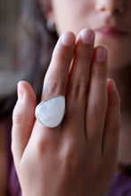Anell de plata amb Pedra Lluna natural.