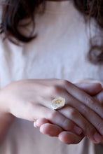 Anell de plata amb Quars Citrí en brut.