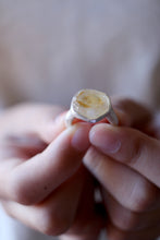 Anell de plata amb Quars Citrí en brut.