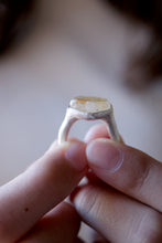 Anell de plata amb Quars Citrí en brut.