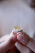Anell de plata amb Quars Citrí en brut.
