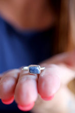 Anell de plata amb Safir blau en brut.