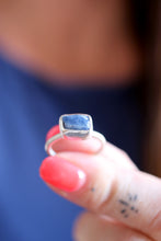 Anell de plata amb Safir blau en brut.