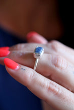 Anell de plata amb Safir blau en brut.