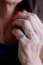 Anell de plata amb Safir blau en brut.