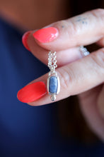 Penjoll de plata amb Safir blau en brut.