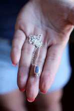Penjoll de plata amb Safir blau en brut.