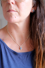 Penjoll de plata amb Safir blau en brut.