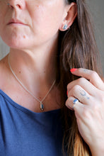 Anell de plata amb Safir blau en brut.