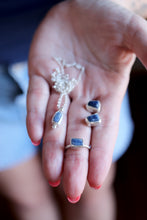 Anell de plata amb Safir blau en brut.